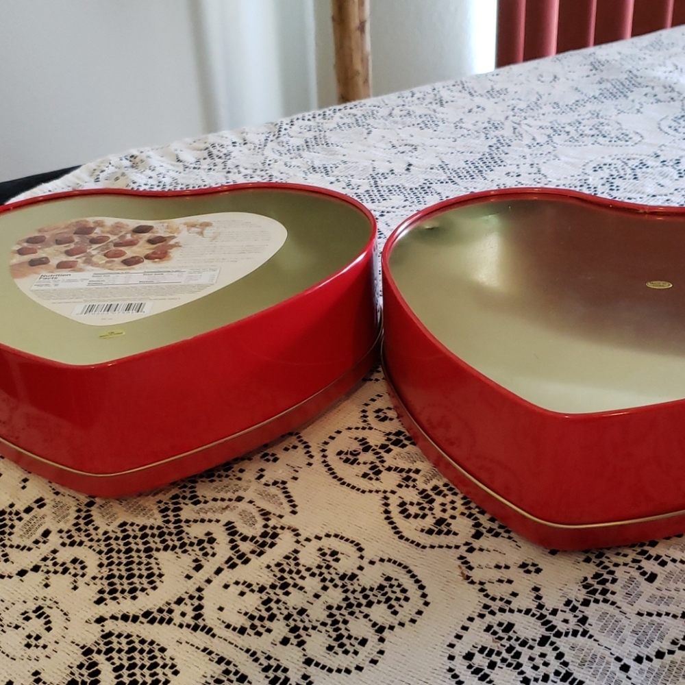 Mrs. Fields Red Heart Metal Cookie Container. - Picture 4 of 5
